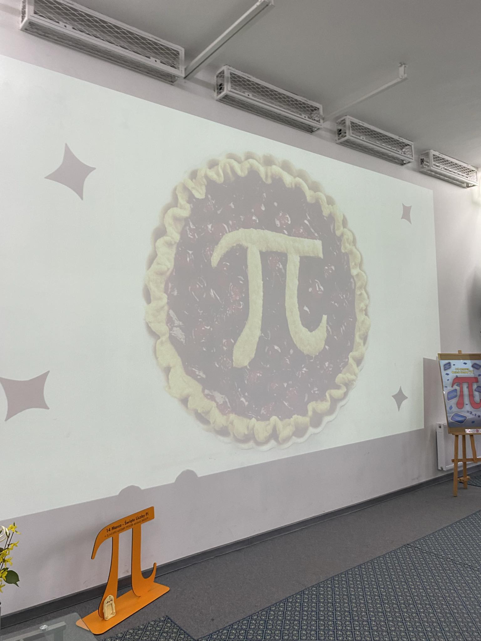 Zdjęcie Święto Liczby Pi 2024 (8)24f7d6e4-4c6a-4d4d-84fb-ab15cc731268.jpg w galerii Dzień Liczby Pi w II LO